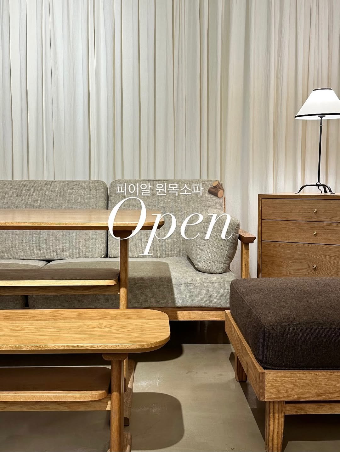 Photo by 심플리홈 on December 21, 2025. May be an image of armchair, sofa, cornflower, indoors and text that says '피이알 피이알원목소파 원목소파 Open'.