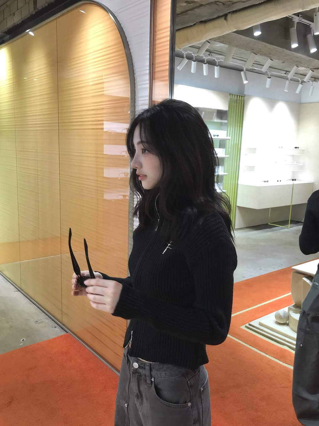 Photo by 소이 on September 19, 2025. May be an image of 1 person, standing, phone, eyewear, turtleneck, clothes hanger and text.