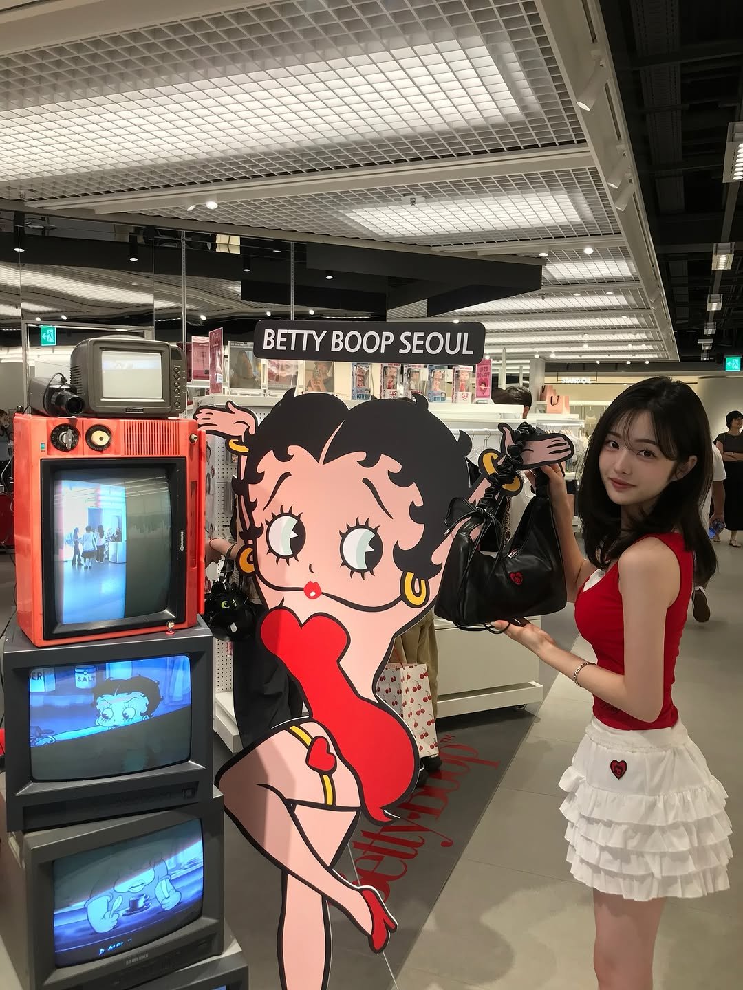 Photo shared by 소이 on August 19, 2025 tagging @ulkin_official, and @bettyboop.kr. May be pop art of 1 person and text that says 'Ииwи 포로 BETTY BETTYBOOPSEOUL BOOP SEOUL EALT'.