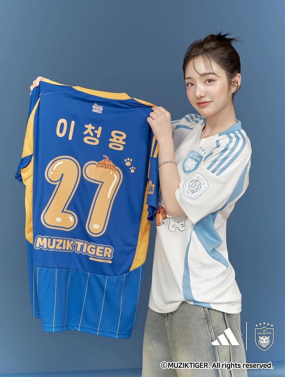 Photo shared by 소이 on September 20, 2025 tagging @uhdfc_1983. May be an image of ‎1 person, sports equipment and ‎text that says '‎ecad KAN AO 3 ድፍሽን 이청용 청 27 MUZIK MUZIKTIGER TIGER - HD NAتل ©MUZIKTIGER,Alrightsreserved. Α rights reserved. ©MUZIKTIGER.‎'‎‎.