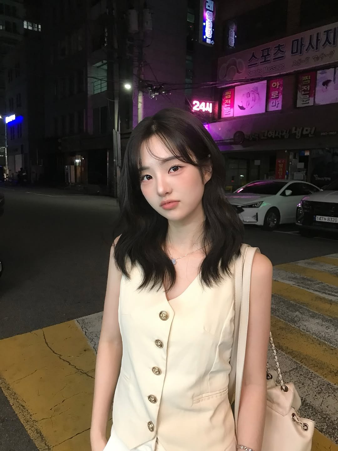 Photo by 소이 on August 21, 2025. May be an image of 2 people, hair, dress, night and text.