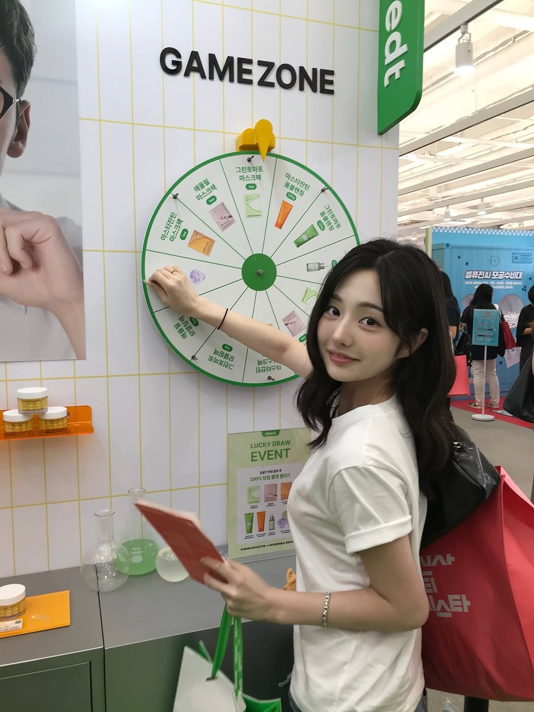 Photo shared by 소이 on August 28, 2025 tagging @sungbooneditor_official. May be an image of 3 people and text.