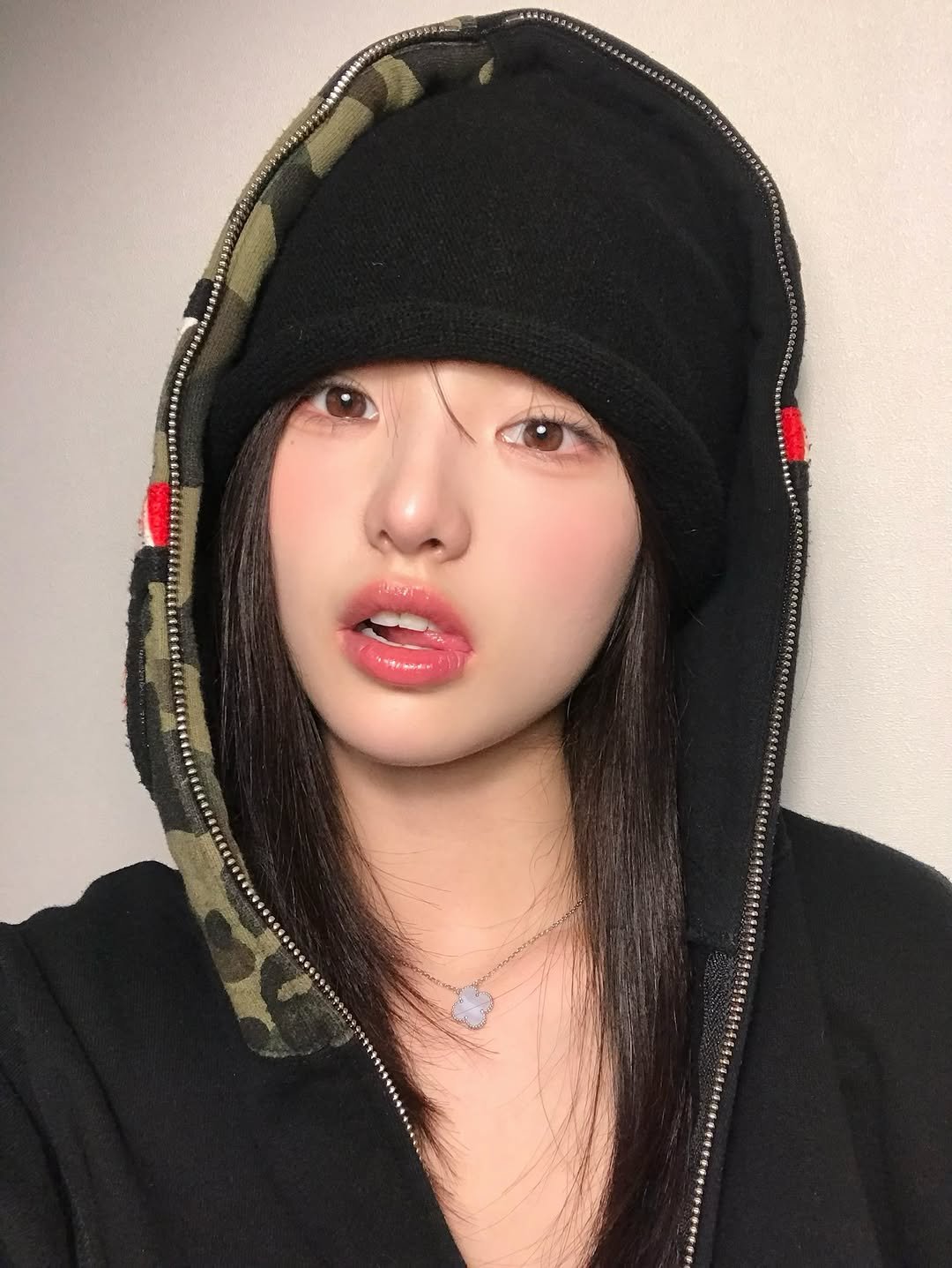 Photo by 소이 on December 31, 2025. May be an image of hat, parka, face mask and text.