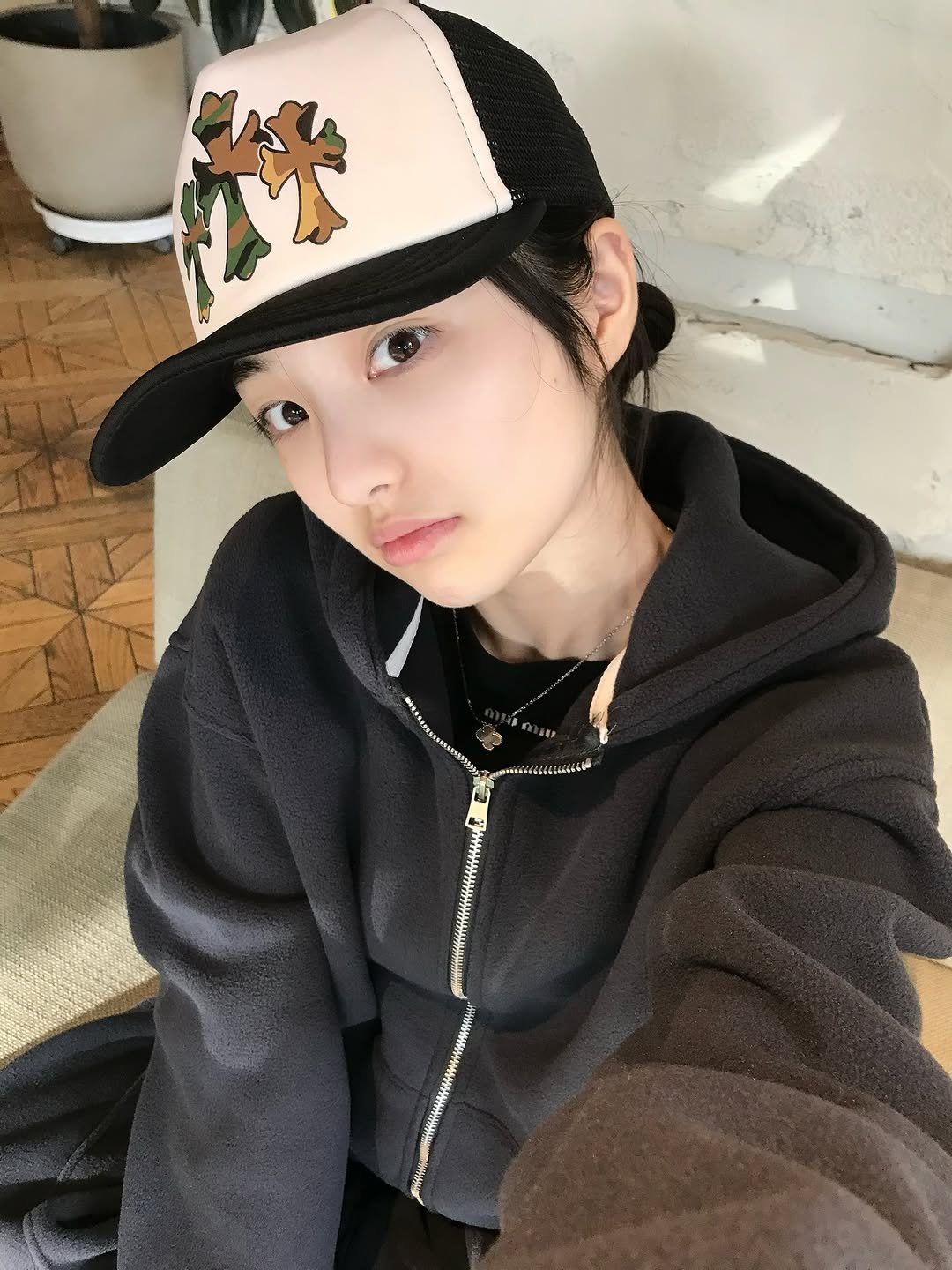 Photo by 소이 on November 03, 2025. May be an image of duffle coat, hat, parka and text that says '御'.