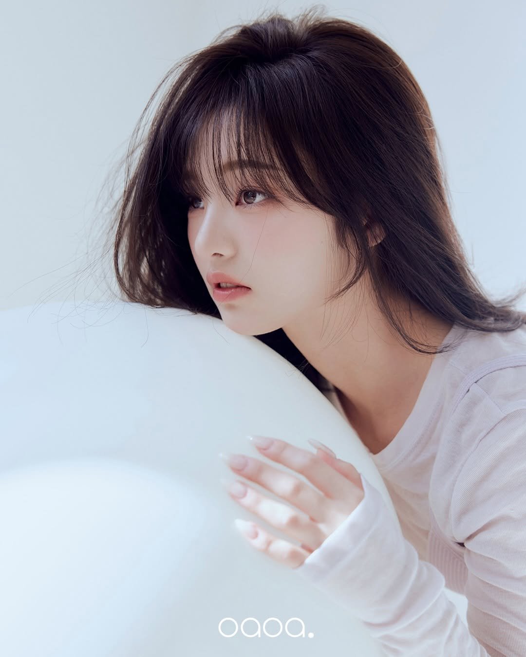 Photo shared by 소이 on December 03, 2025 tagging @oaoastudio. May be an image of one or more people, hair, makeup, top and text that says 'oaoa.'.