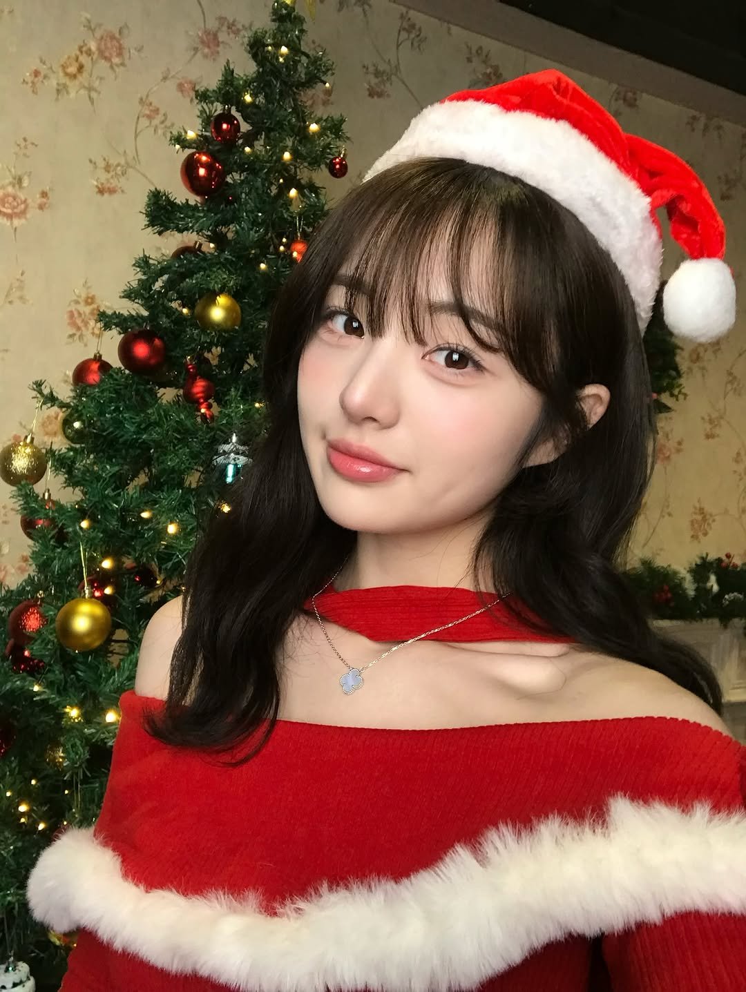 Photo by 소이 on December 24, 2025. May be an image of one or more people, hair, christmas tree and text.