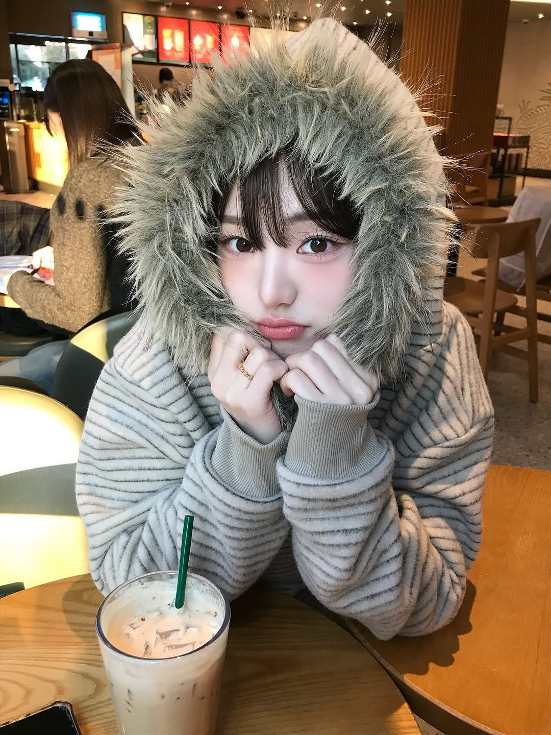 Photo by 소이 on November 16, 2025. May be an image of duffle coat, parka and text.