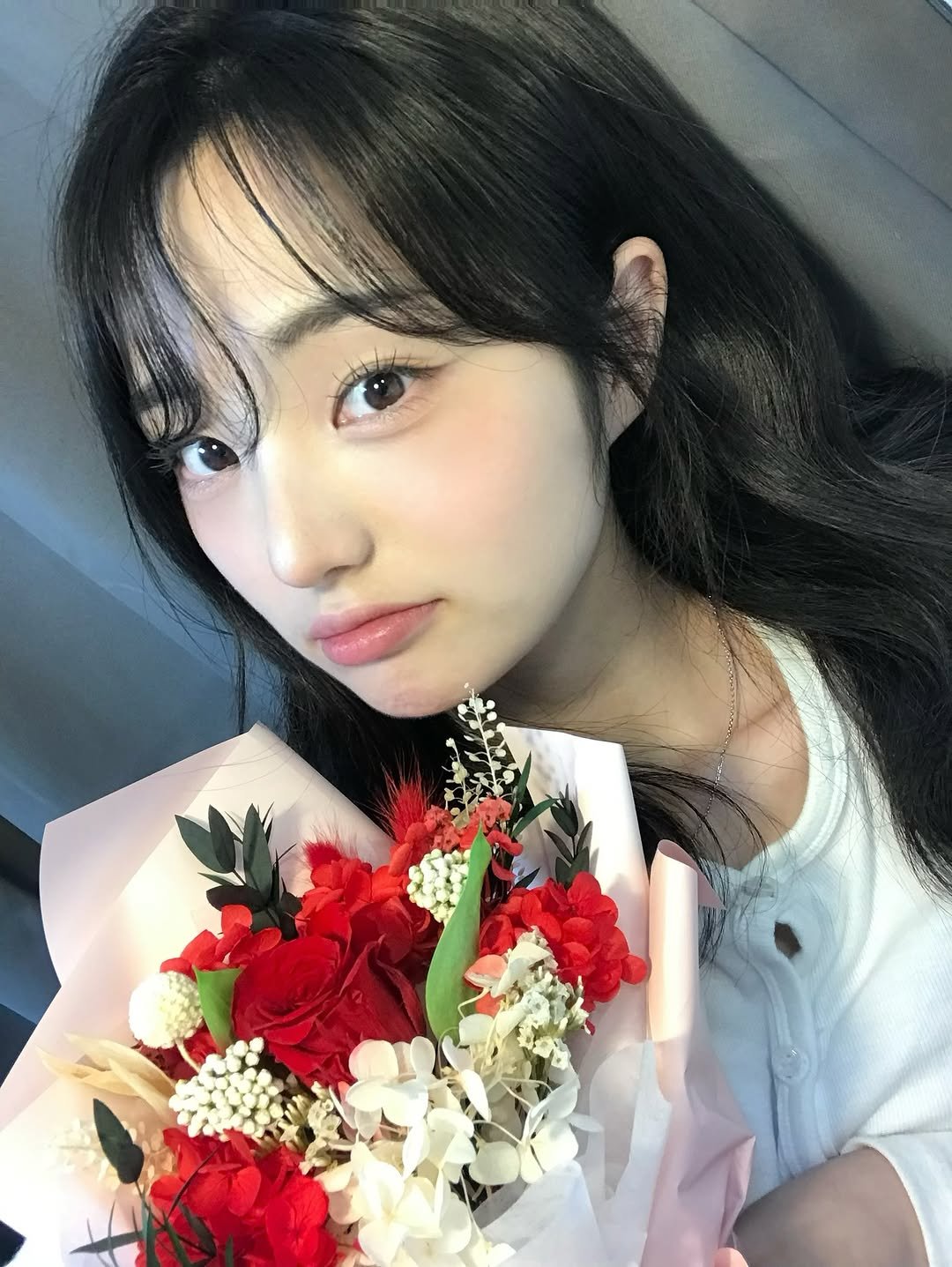 Photo by 소이 on October 24, 2025. May be an image of white lily, baby's-breath, prairie gentian, rose and text.