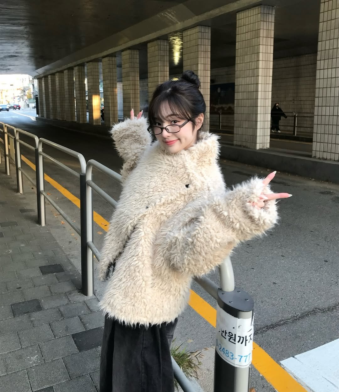 Photo by 소이 on December 18, 2025. May be an image of one or more people, hair, duffle coat, overcoat, goosedown coat, fur, parka and text.