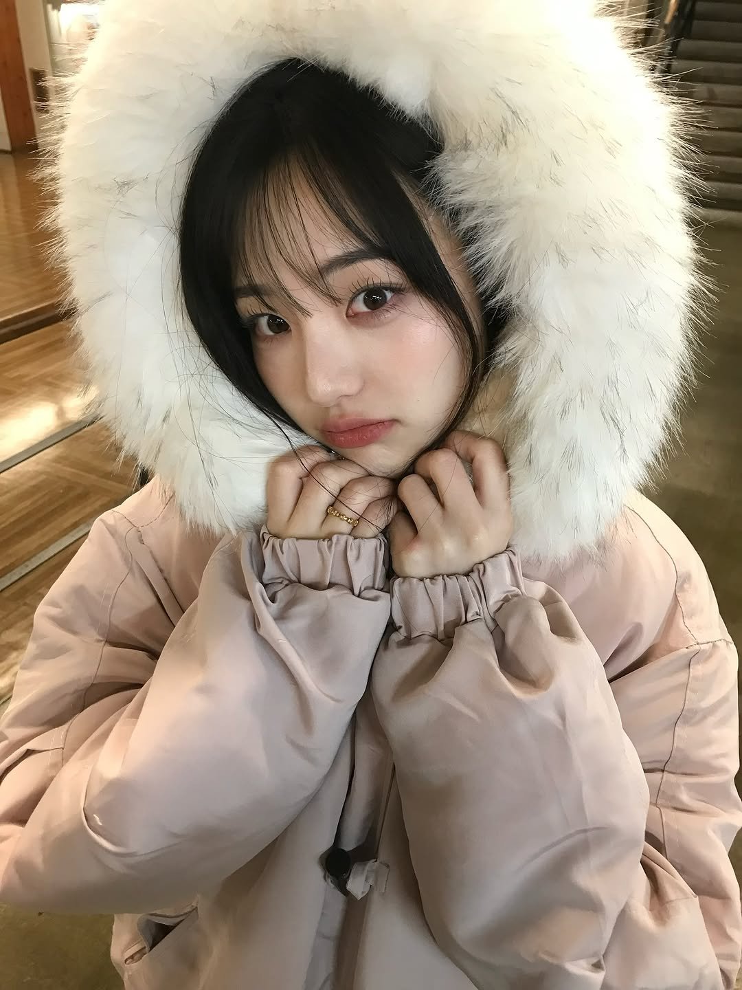 Photo shared by 소이 on October 26, 2025 tagging @yso.0fficial. May be an image of duffle coat, goosedown coat, fur coat, raincoat, parka, jacket and text.