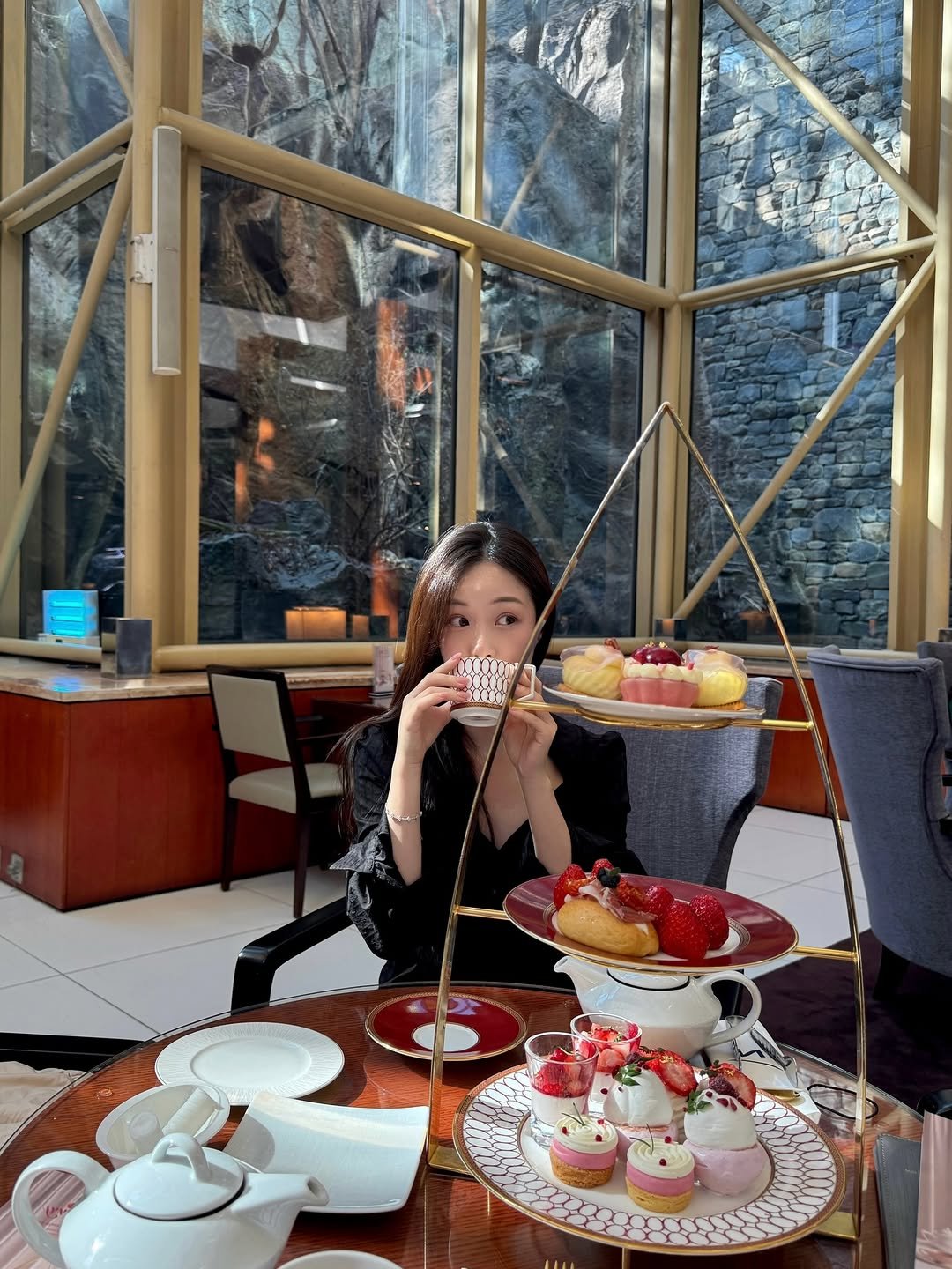 Photo by 김수연 on February 08, 2026. May be an image of tea, scone and text.