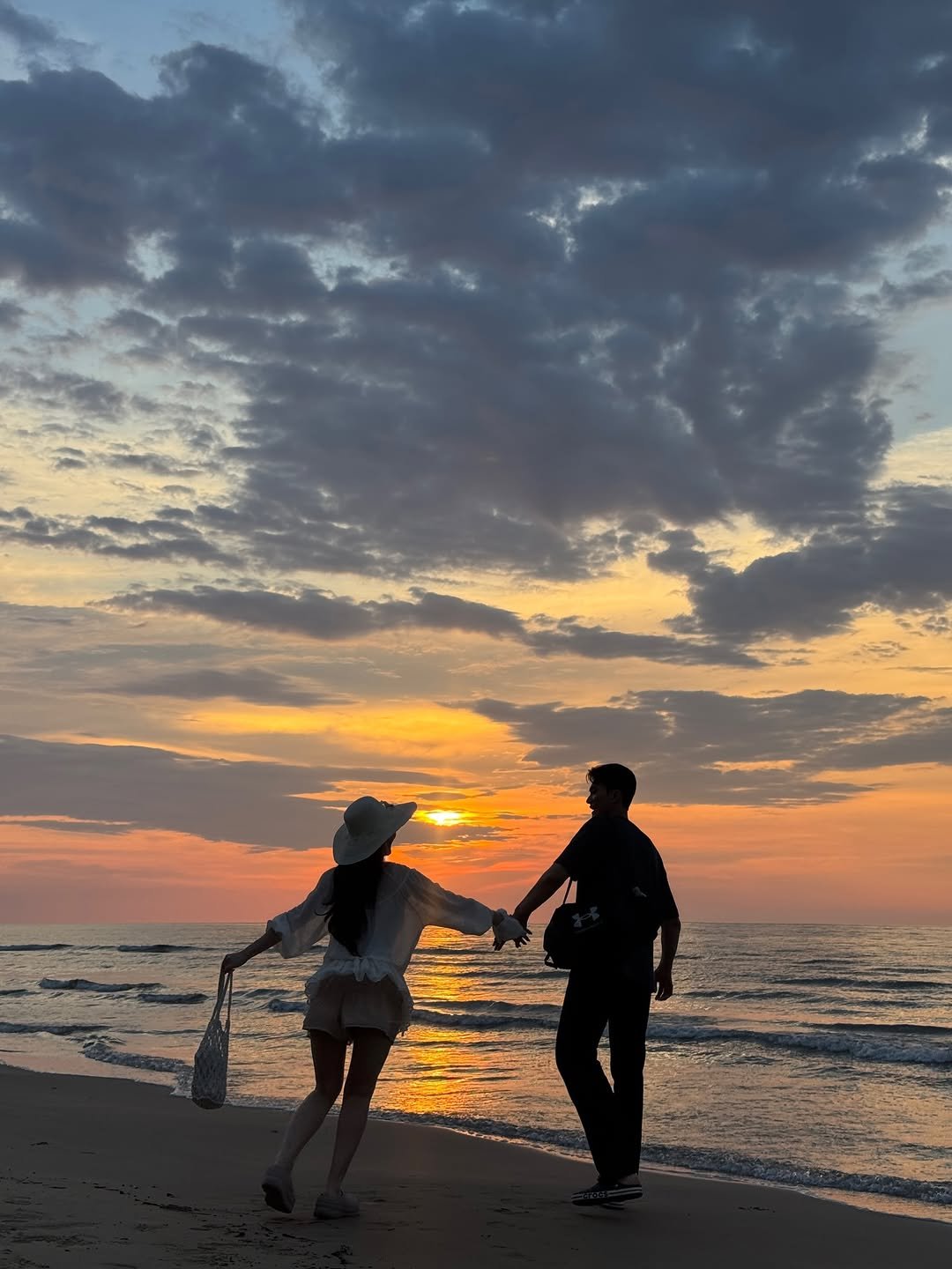 Photo by 김수연 on March 28, 2026. May be an image of one or more people, people kissing, beach, water and text.