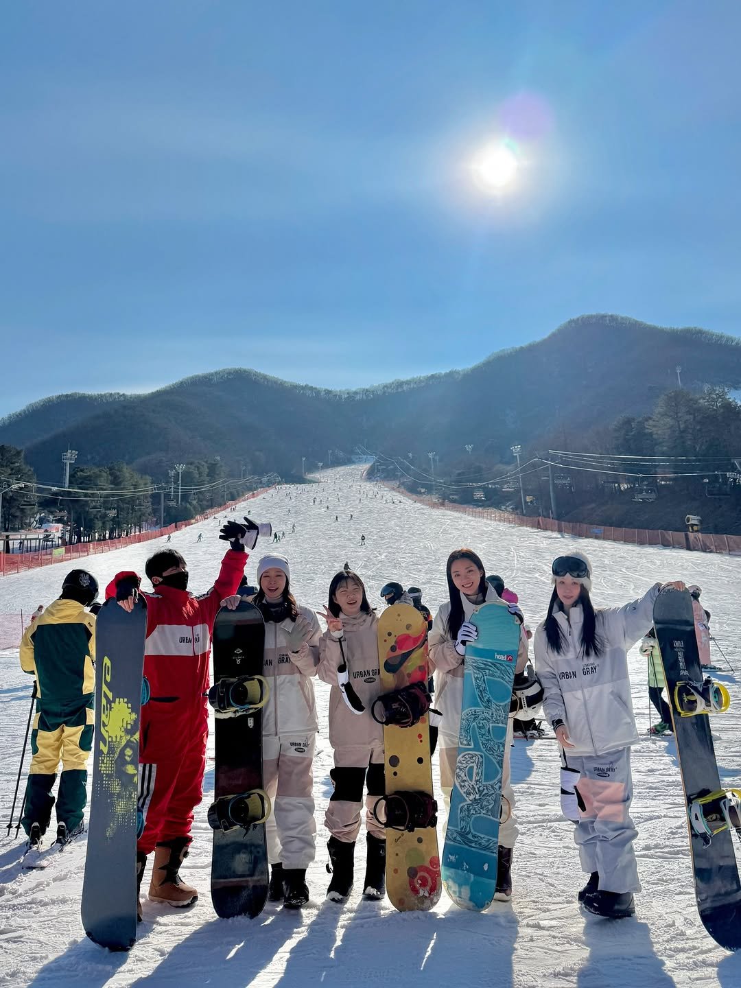 Photo by 김수연 on January 31, 2026. May be an image of snowboarding, ski, ski slope, snow and text.
