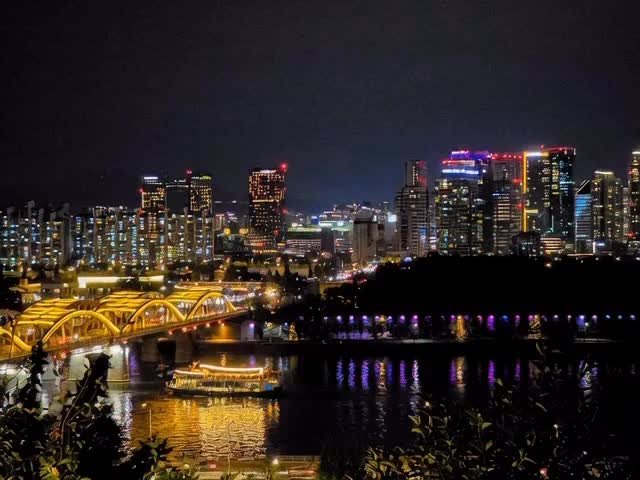 _argong 게시물 이미지: 사진 한장으로 
블루아워에서 야간으로  변신💙🖤

#야경맛집 #용양봉저정공원 #ai