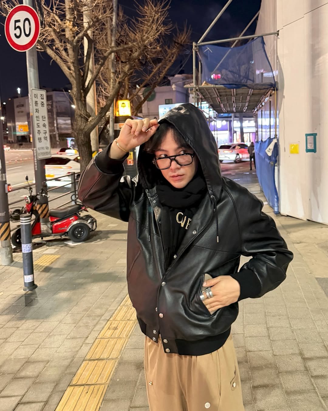 Photo by 장근석 Jang Keun-suk on January 07, 2026. May be an image of headscarf, duffle coat, overcoat, scarf, turtleneck, jacket, parka, cloak and street.