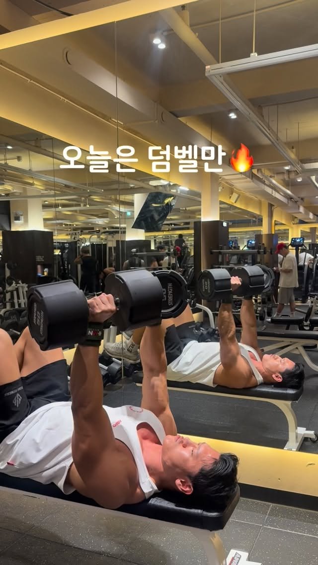 _baron_0v0 게시물 이미지: 50kg가 무겁다 이제...😇#오운완#짐웨어#나시#aspo