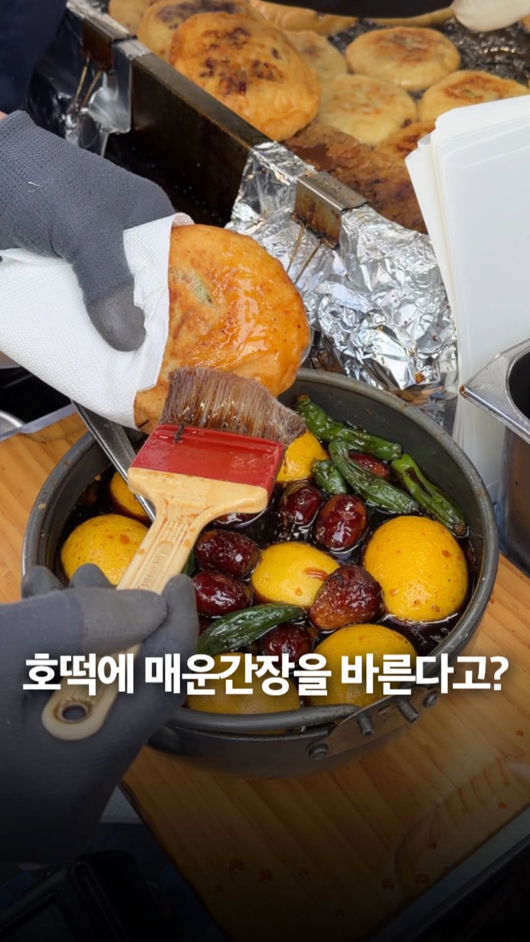 _bbangya_bbangya_ 게시물 이미지: 남대문 시장에서 줄이 제일 긴 집,, 이런 호떡은 처음입니다

호떡 만드는 직원만...