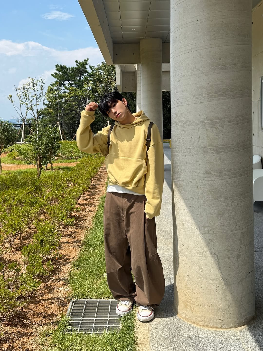 Photo by 김용빈 / 유포어 on September 14, 2025. May be an image of 1 person, duffle coat, sweatpants, parka and text.