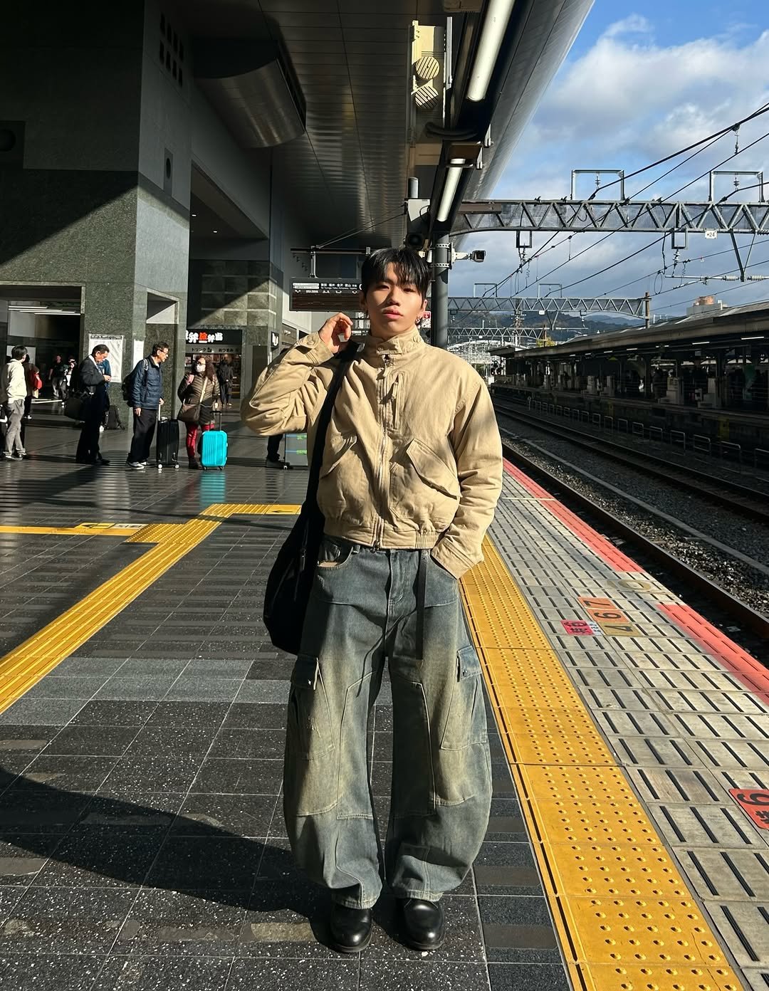 Photo by 김용빈 / 유포어 on December 09, 2025. May be an image of duffle coat, train, overcoat, parka and text.