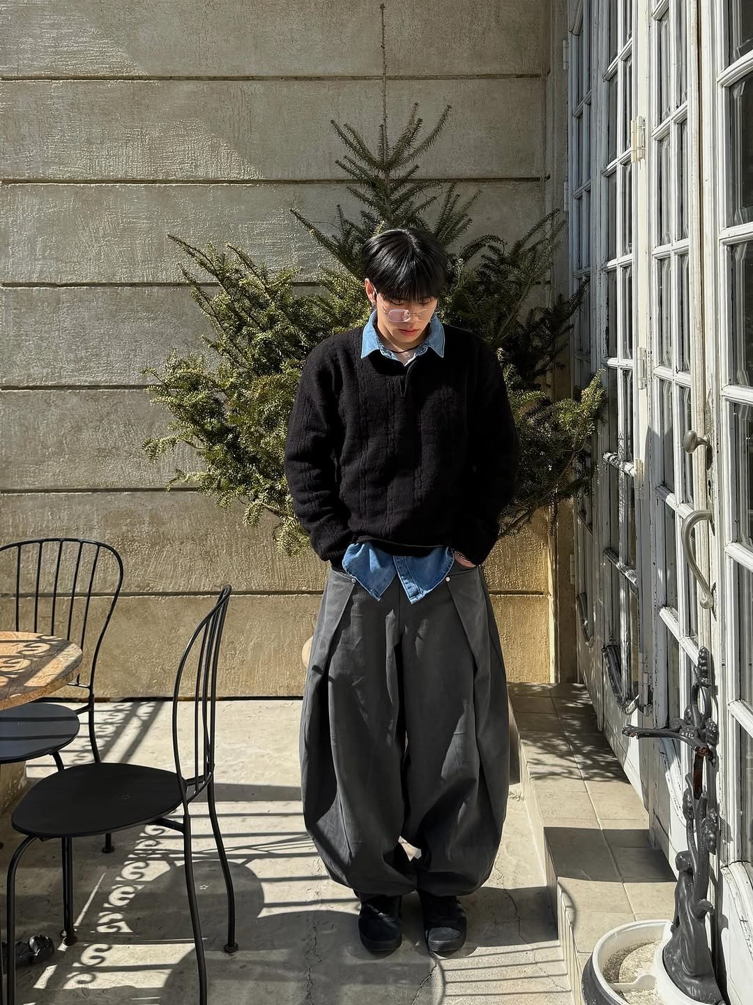 Photo by 김용빈 / 유포어 on October 16, 2025. May be an image of standing, overcoat, beret, kilt, sweatpants, turtleneck and text.