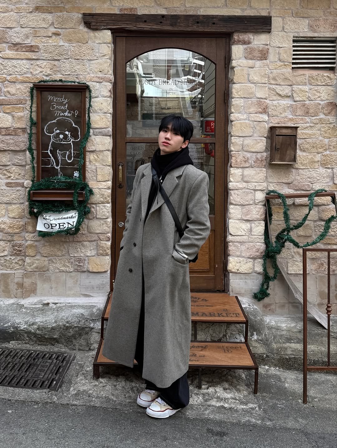 Photo by 김용빈 / 유포어 on October 25, 2025. May be an image of duffle coat, overcoat, wingtip shoes, parka, bowler hat, the Cotswolds and text.