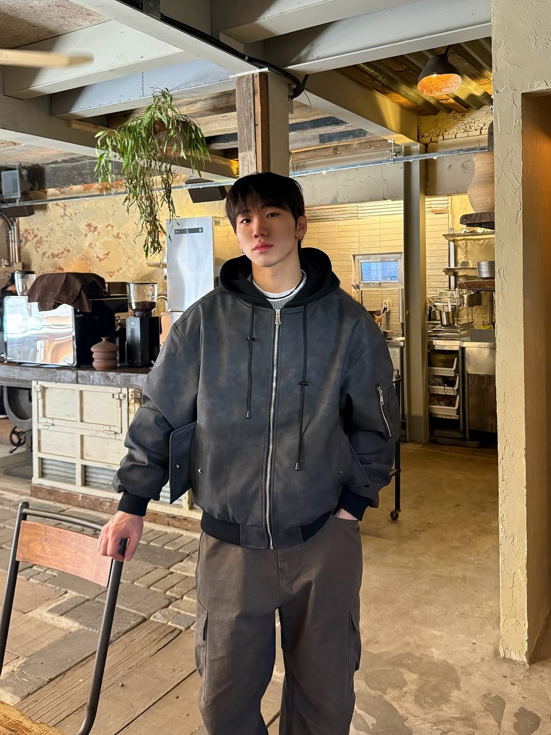 Photo by 김용빈 / 유포어 on November 02, 2025. May be an image of standing, duffle coat, parka, shovel, dustpan and text.