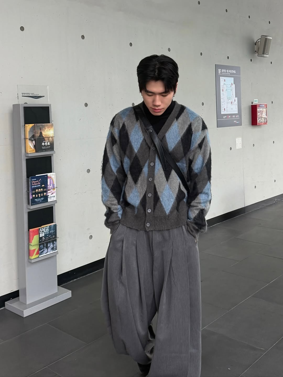 Photo by 김용빈 / 유포어 on October 31, 2025. May be an image of duffle coat, overcoat, cardigan, sweatpants and text.