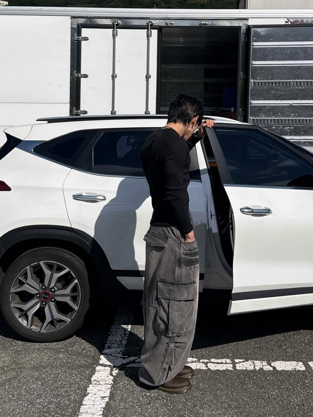 Photo by 김용빈 / 유포어 on September 26, 2025. May be an image of 1 person, car, tire, windshield, minivan and text.