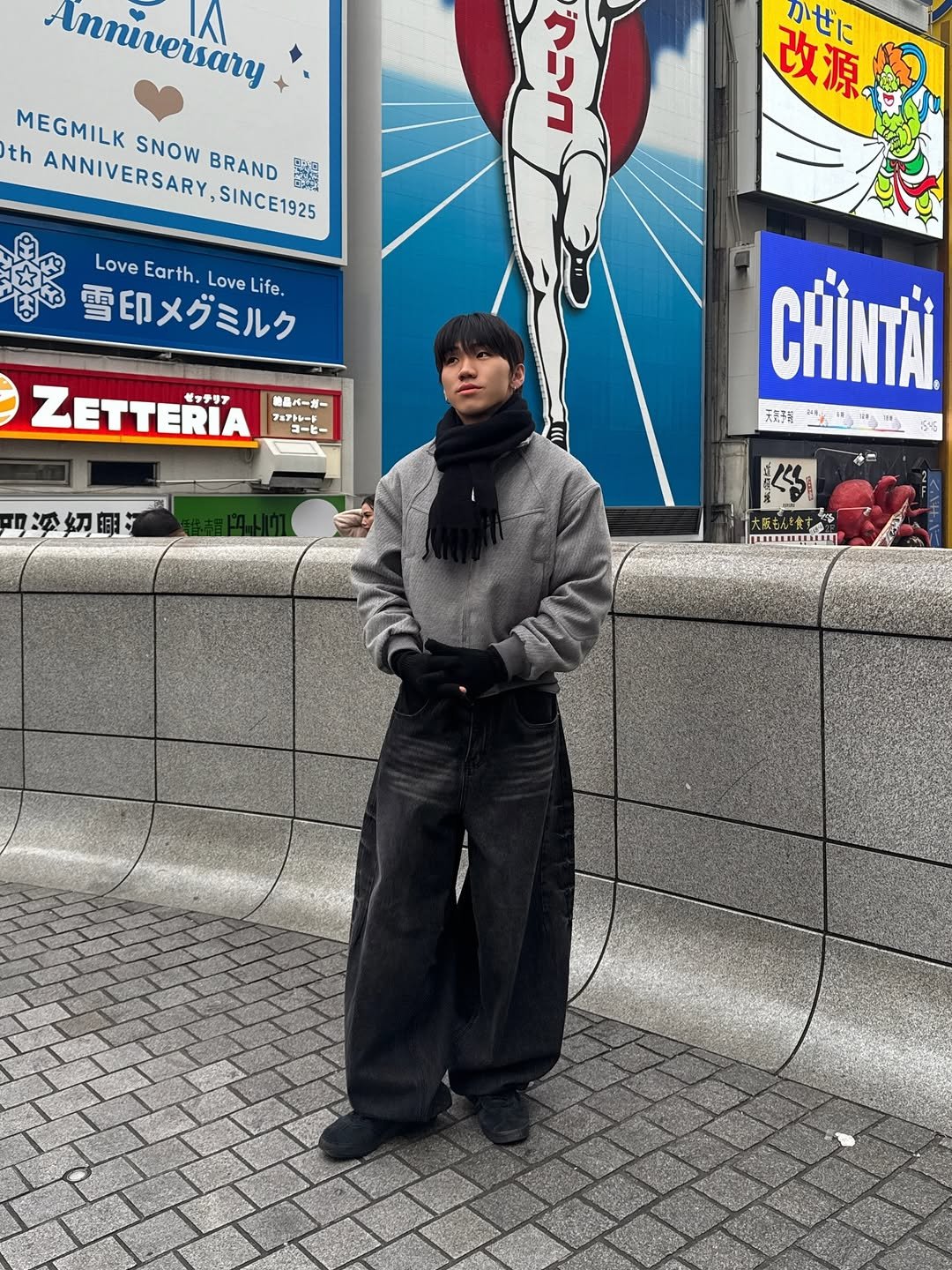 Photo by 김용빈 / 유포어 on December 06, 2025. May be an image of ‎one or more people, people standing, duffle coat, parka, signboard, street, Tokyo Tower and ‎text that says '‎Anniersary mniversaru ١۱۸ th MEGMILK SNOW ANNIVERSARY BRAND ANNIVERSARY,SINCE1925 福 茶 SINCE1925 LoveEarth.LoveLife. Love Earth. Love 雪印メグミルク Life. かぜに 改源® חבת ZETTERIA 梅品ズーガー ボッチリア TAHTE T a-t- コーヒー 塗幻细演 CHINTAI 无语 大阪もんき食する TEEILILL‎'‎‎.