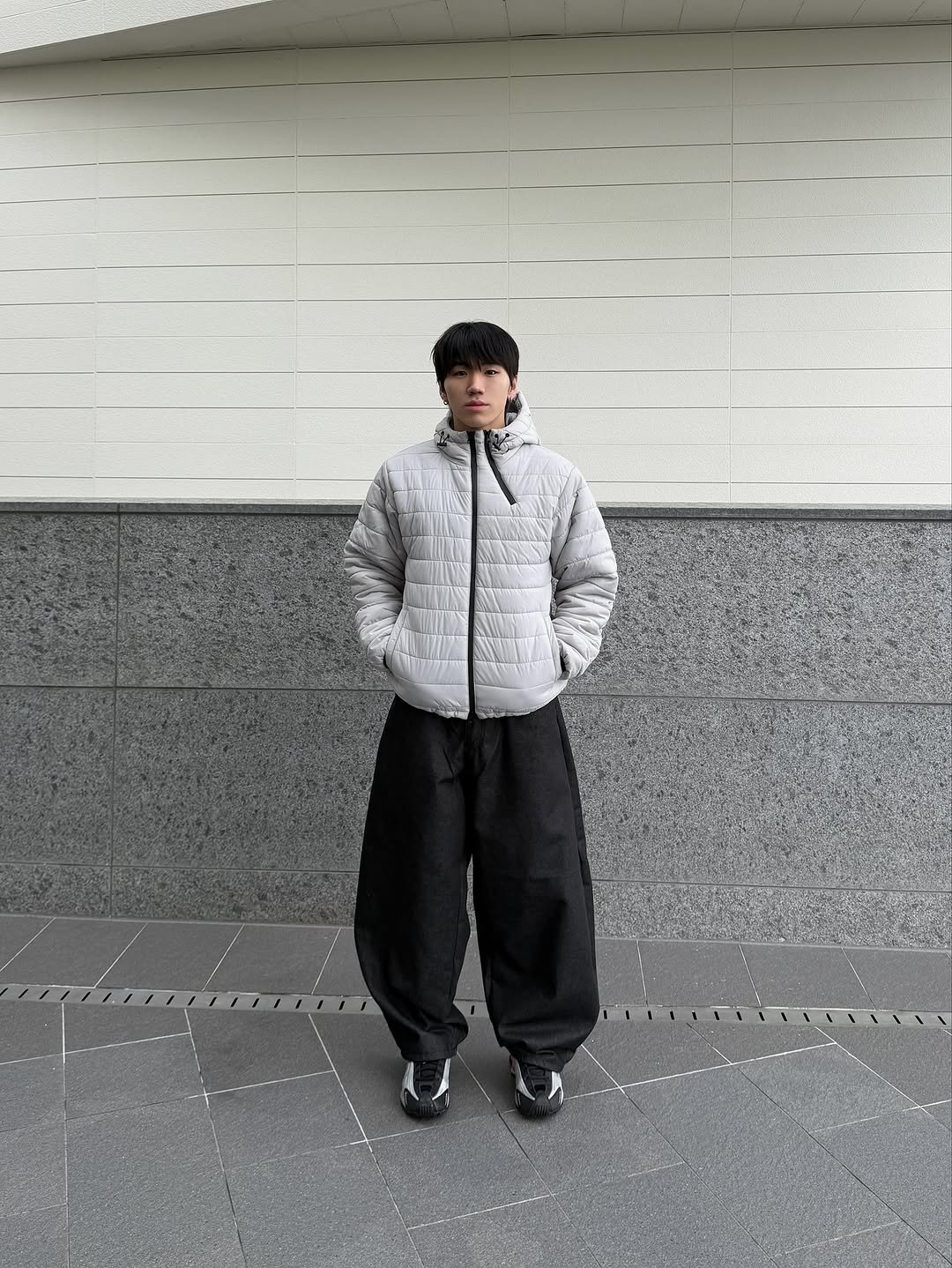 Photo by 김용빈 / 유포어 on October 23, 2025. May be an image of overcoat, goosedown coat, duffle coat, fleece, jacket, sweatsuit, parka, raincoat, sweatpants, street and text.