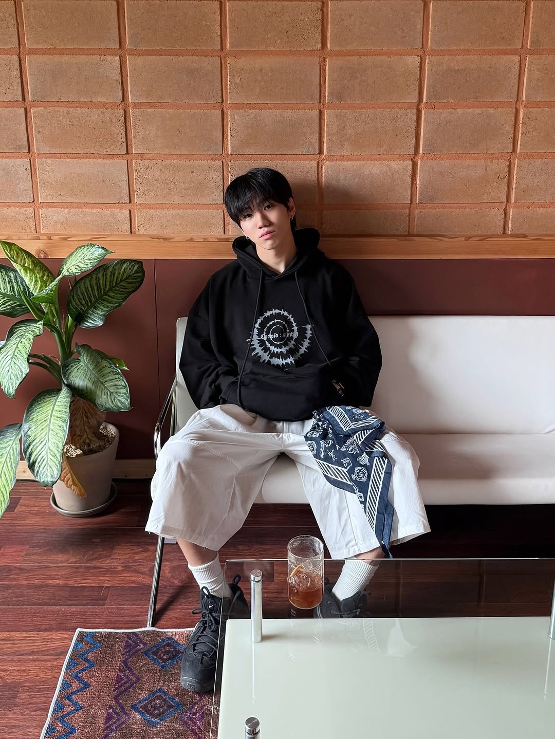 Photo by 김용빈 / 유포어 on August 17, 2025. May be an image of 1 person, duffle coat, sweatpants, sweatshirt and text.