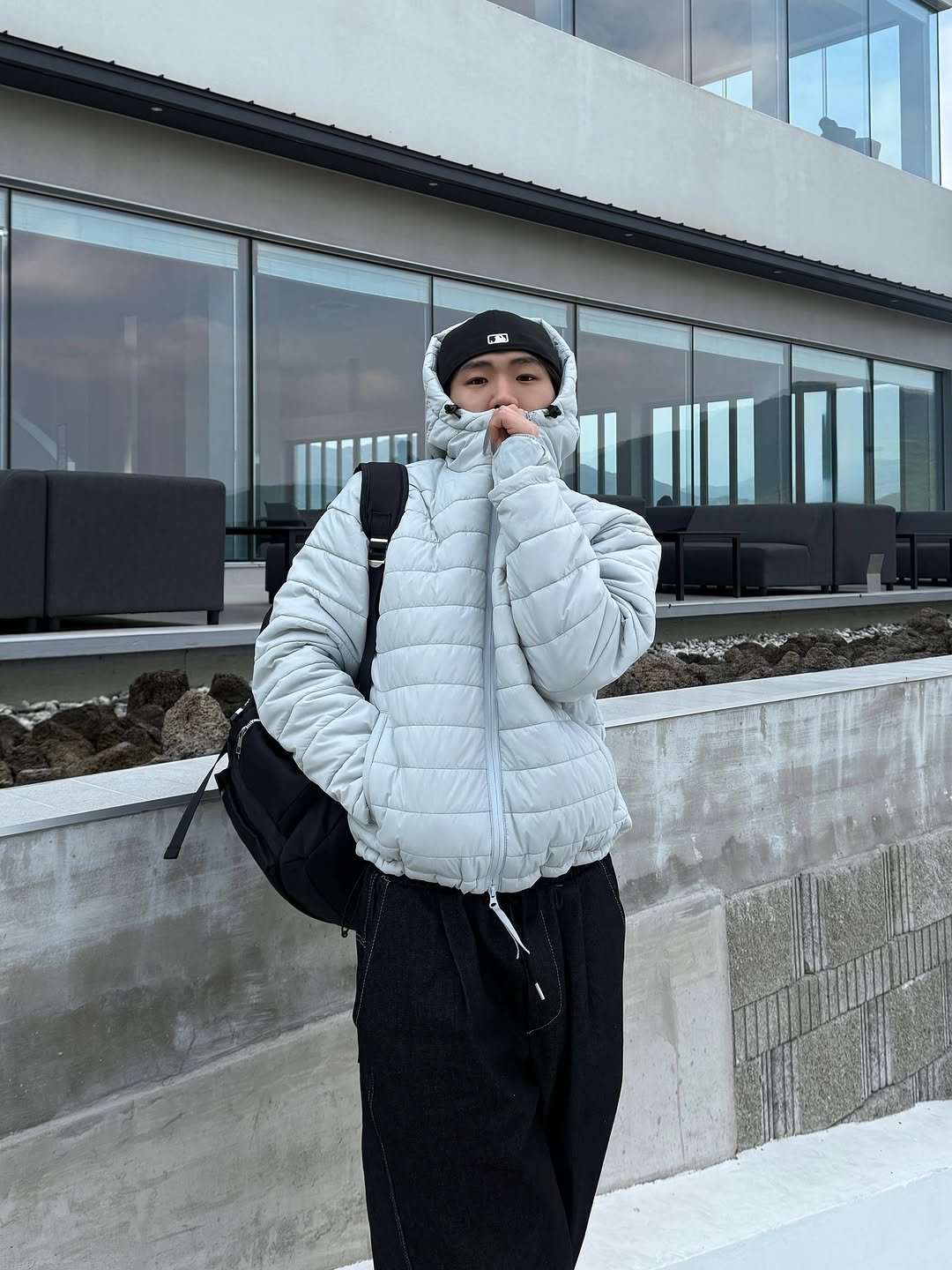 Photo by 김용빈 / 유포어 on November 12, 2025. May be an image of overcoat, goosedown coat, duffle coat, face mask, sweatpants, jacket, parka, fleece and text.