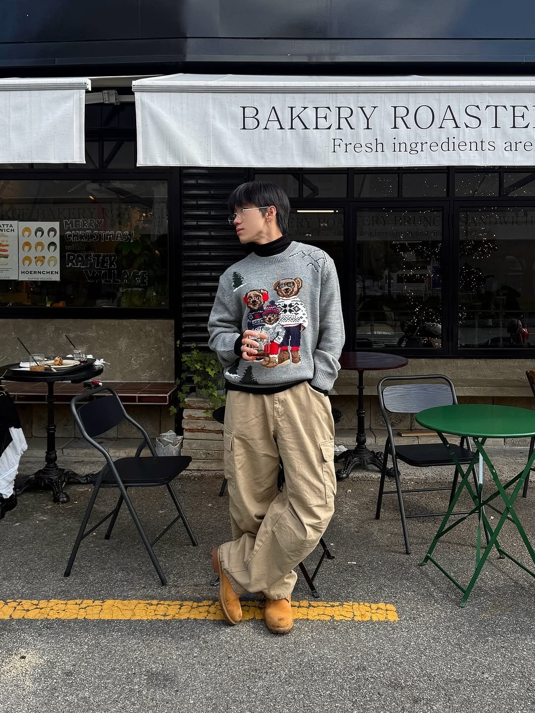 Photo by 김용빈 / 유포어 on November 05, 2025. May be an image of ‎duffle coat, sweatpants, fleece, sweatshirt, parka and ‎text that says '‎BAKERY ROASTE Fresh ingredients are e O OO ننن 0O0 OBO HORHNCHI HOKИCHИm‎'‎‎.