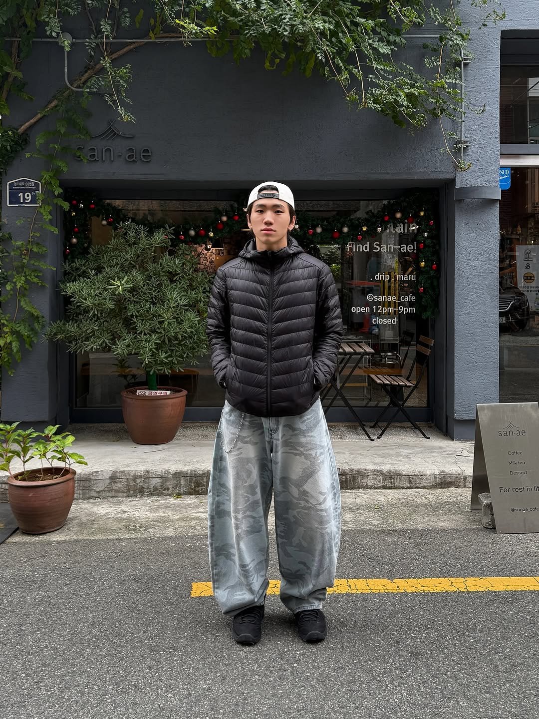 Photo by 김용빈 / 유포어 on November 13, 2025. May be an image of standing, duffle coat, goosedown coat, fleece, parka, sweatpants, street and text.