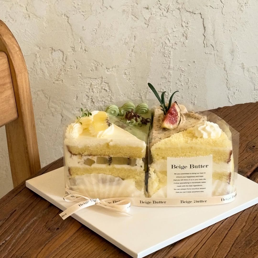 Photo by 베이지버터_ 인천케이크카페 on November 07, 2025. May be an image of coconut macaroon, chiffon cake, pie, fruitcake, cheesecake and text.