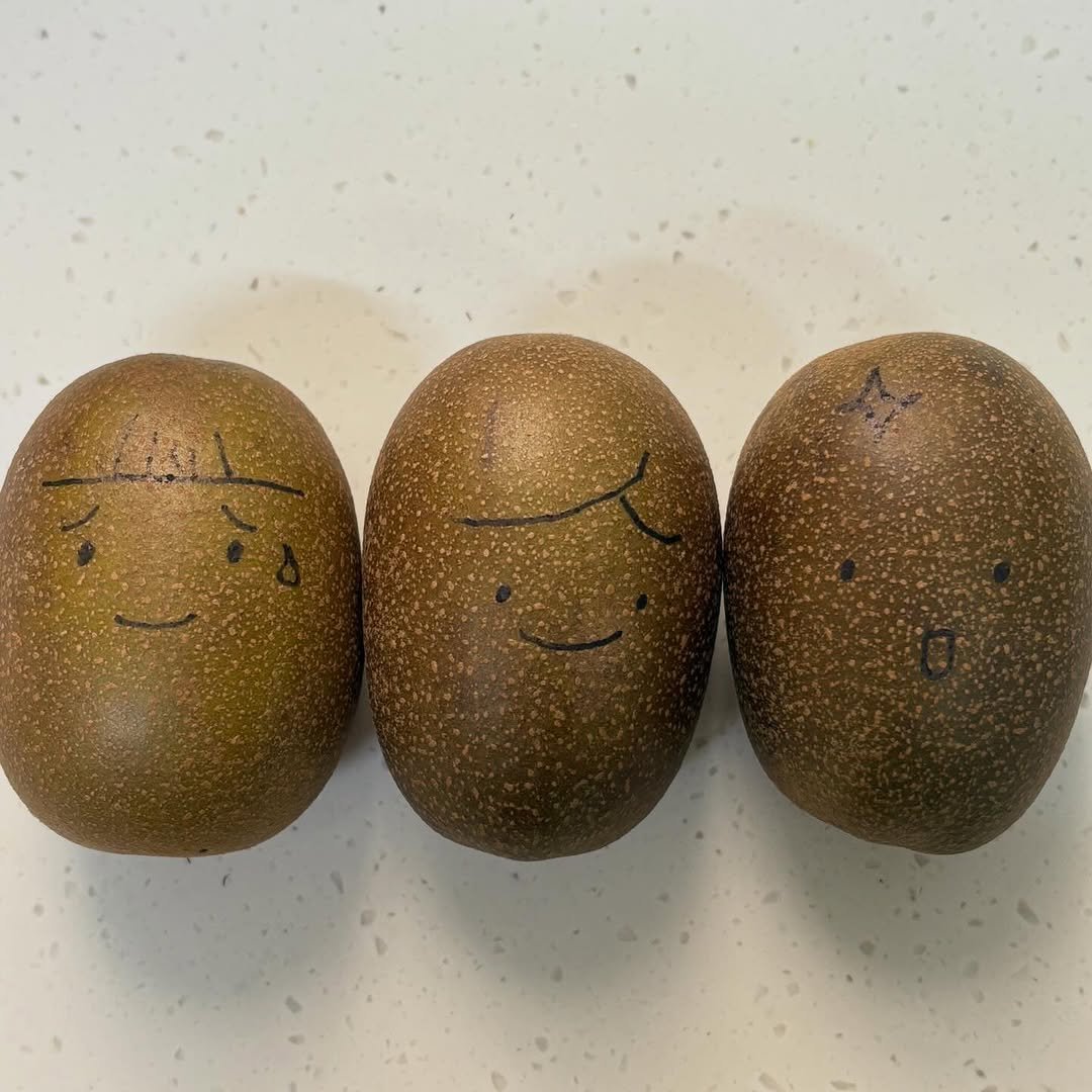 Photo by 베이지버터_ 인천케이크카페 on April 24, 2026. May be an image of pear, mango, mangosteen, Easter egg, pomegranate, longan, gourd and text.