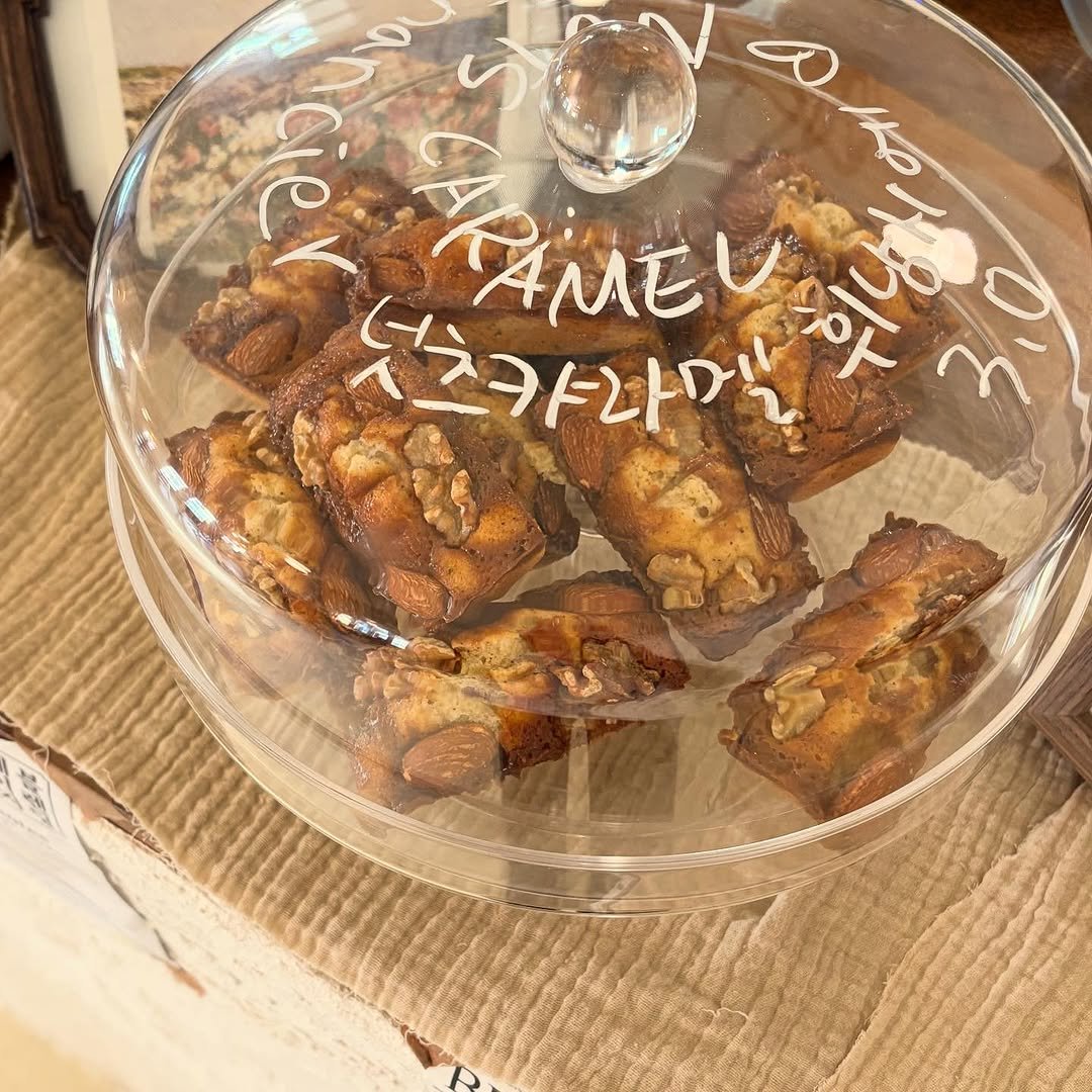 Photo by 베이지버터_ 인천케이크카페 on November 03, 2025. May be an image of turnover, babka, coconut macaroon, pecans, croissant, scone and text.