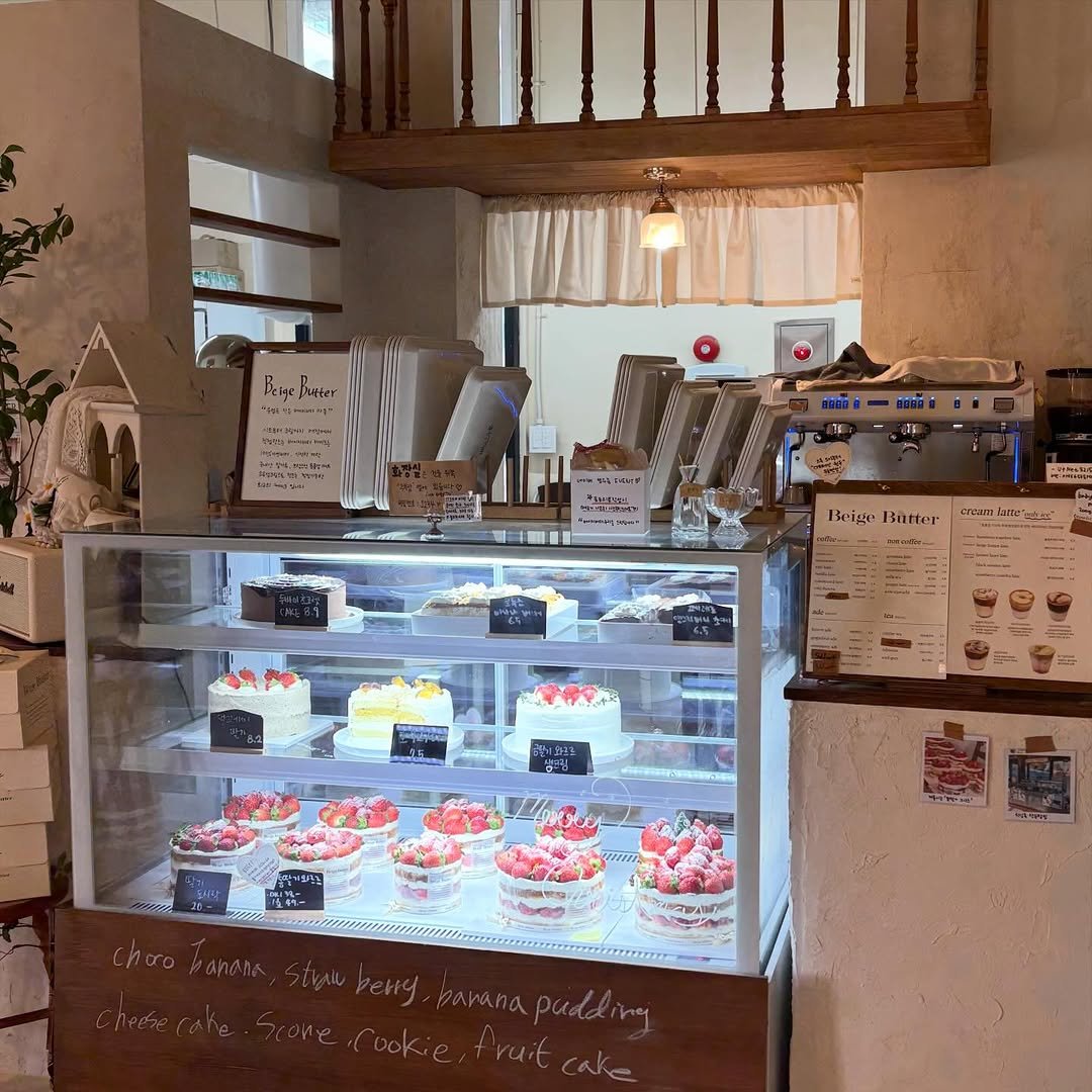 Photo by 베이지버터_ 인천케이크카페 on December 26, 2025. May be an image of display case, pie and text.