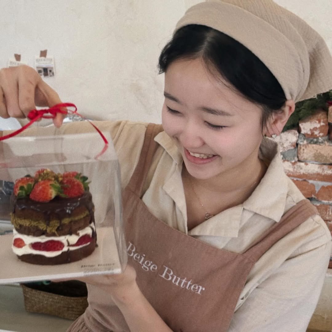 Photo by 베이지버터_ 인천케이크카페 on February 11, 2026. May be an image of chiffon cake, strawberry, pie, fruitcake, bread, cheesecake, chocolate cake and text.