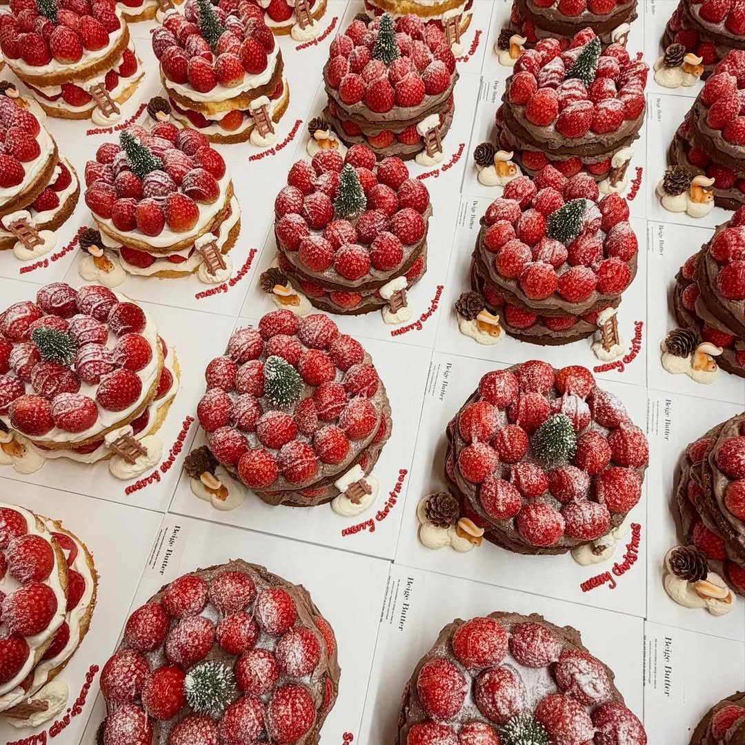 Photo by 베이지버터_ 인천케이크카페 on December 24, 2025. May be an image of strawberry, wedding cake, pastry, fruitcake, chocolate cake and text.
