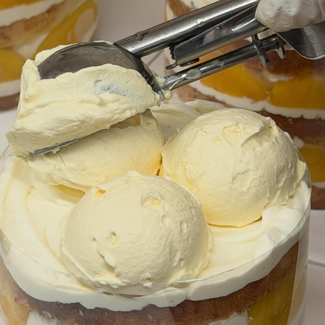 Photo by 베이지버터_ 인천케이크카페 on April 17, 2026. May be an image of gelato, cake, whipped cream and text.