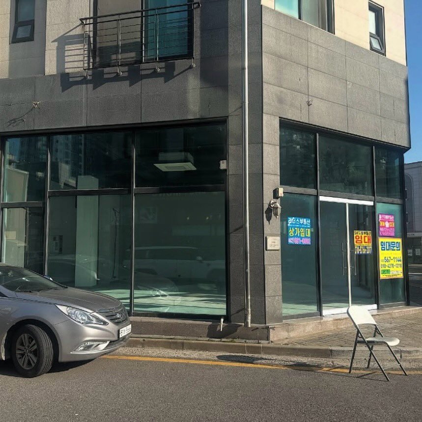 Photo shared by 베이지버터_ 인천케이크카페 on August 25, 2025 tagging @beigebutter_cheongna. May be an image of display case, cash machine, signboard and sliding door.