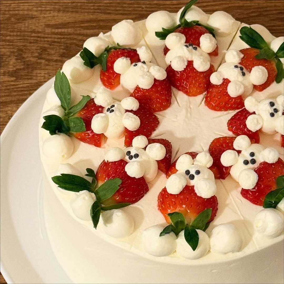 Photo by 베이지버터_ 인천케이크카페 on November 08, 2025. May be an image of strawberry, chiffon cake, whipped cream, fruitcake, cheesecake and text.