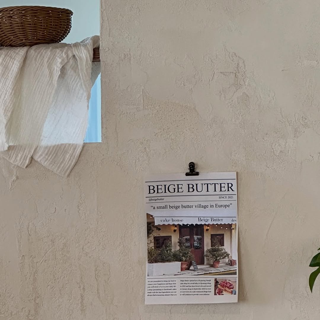 Photo by 베이지버터_ 인천케이크카페 on September 23, 2025. May be an image of newspaper, magazine and text.