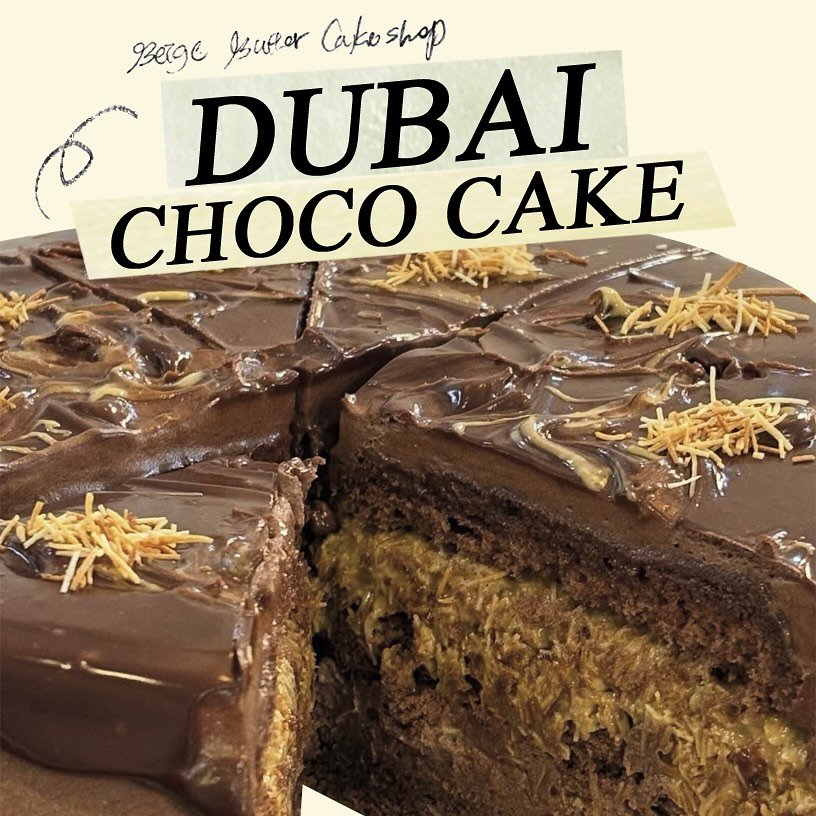 Photo by 베이지버터_ 인천케이크카페 on October 11, 2025. May be an image of chiffon cake, chocolate cake, brownie, fudge and text that says 'Beige Buor Cake Cakoshop shop DUBAI CHOCO.CAKE CHOCO CAKE'.