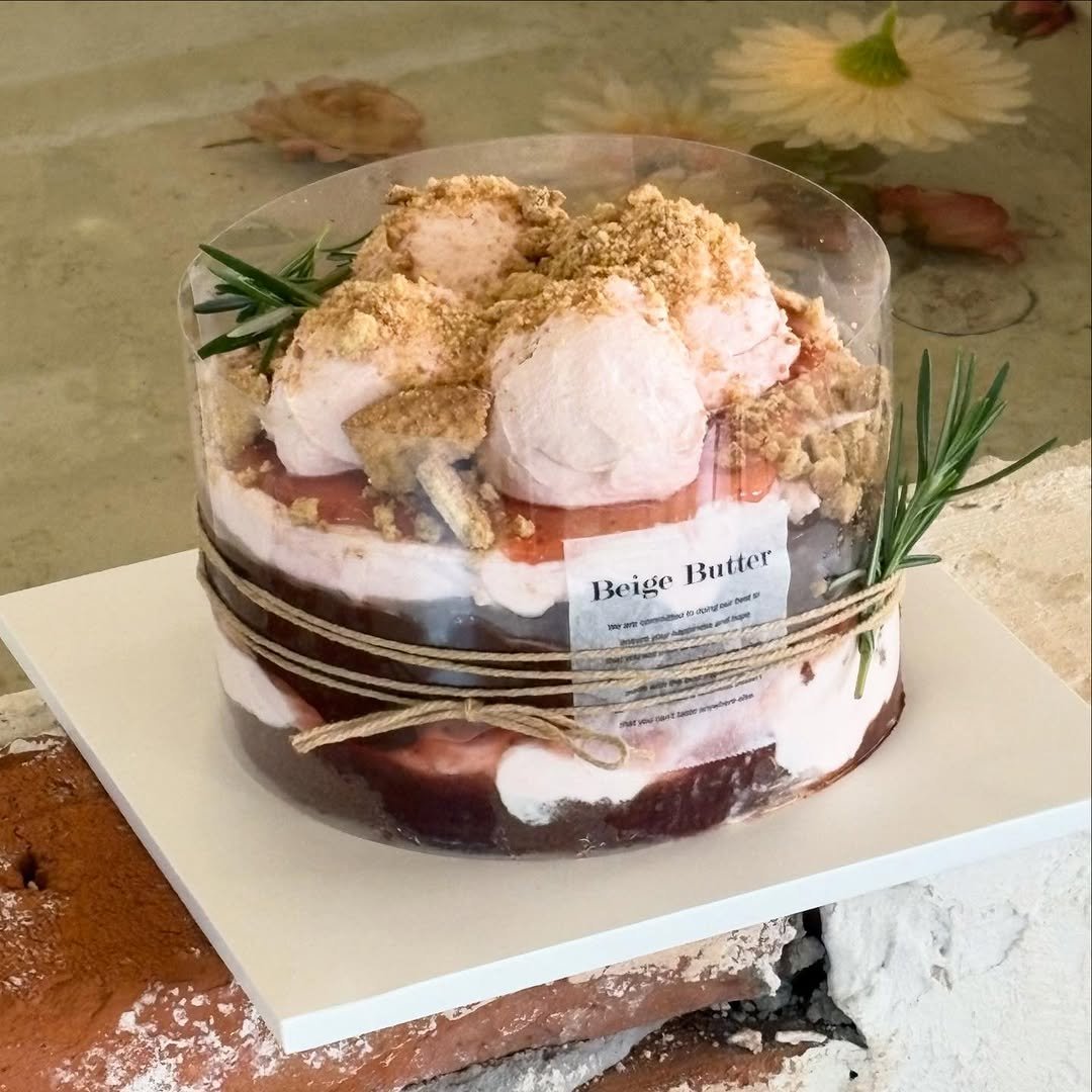 Photo by 베이지버터_ 인천케이크카페 on April 18, 2026. May be an image of chiffon cake, gelato and text.