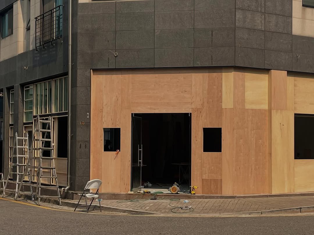 Photo by 베이지버터_ 인천케이크카페 on June 04, 2025. May be an image of lumberyard, buildings and text.