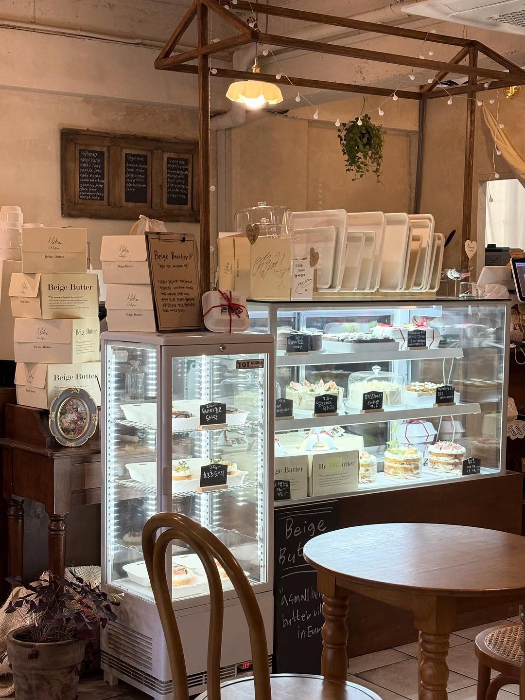 Photo by 베이지버터_ 인천케이크카페 on October 31, 2025. May be an image of display case and text.