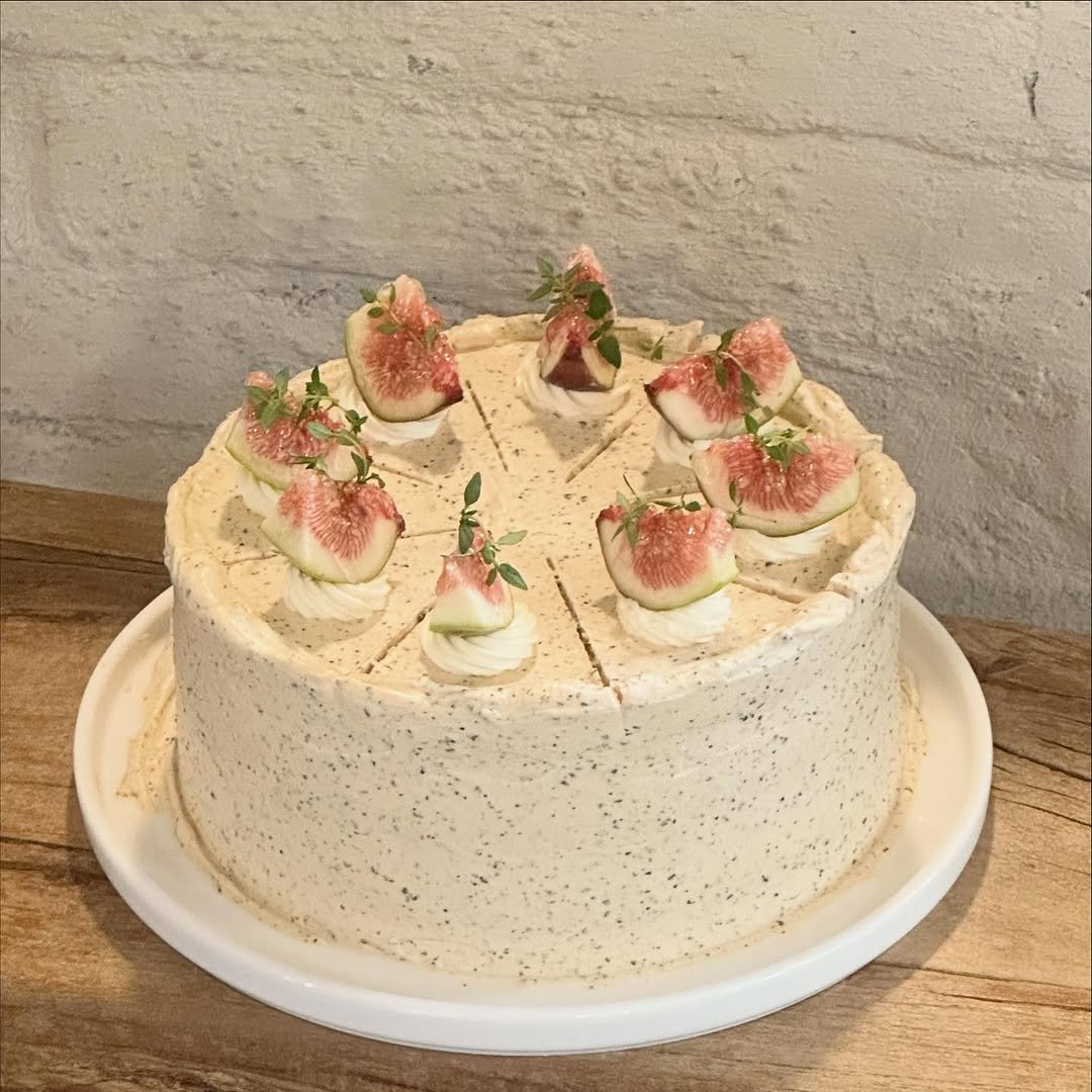 Photo by 베이지버터_ 인천케이크카페 on October 30, 2025. May be an image of fig, chiffon cake, fruitcake and text.