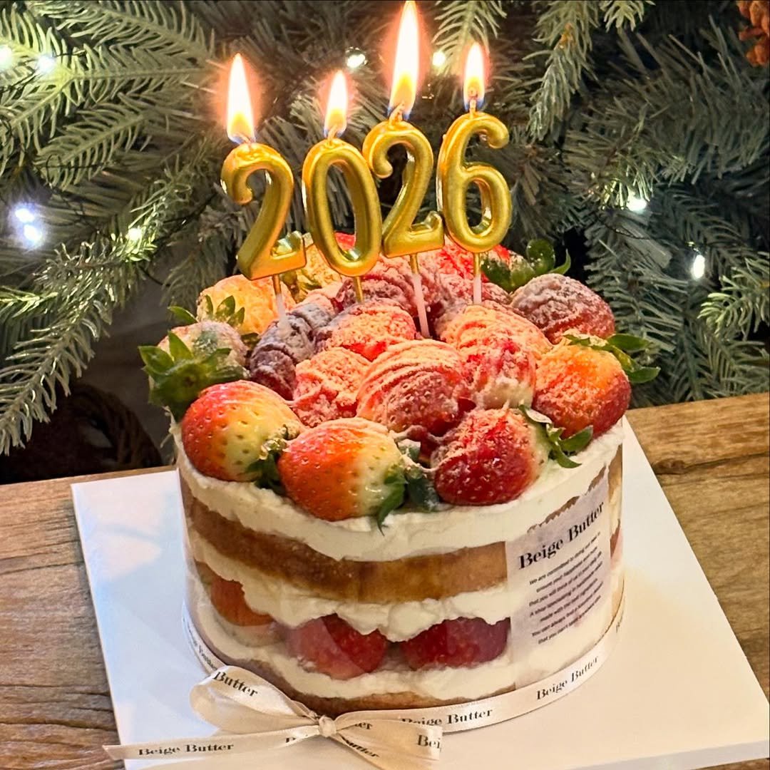 Photo by 베이지버터_ 인천케이크카페 on December 25, 2025. May be an image of strawberry, chiffon cake, fruitcake, cheesecake and text.